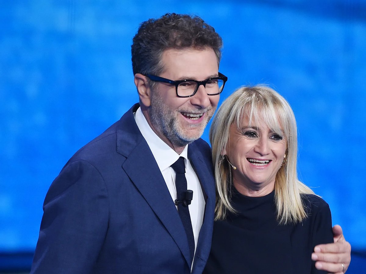 Cinguetterai's tweet photo. Il pubblico di Rai 3 saluta calorosamente Fabio Fazio.

Oltre 2.8 milioni e il 15,4% per l’ultima puntata di #CheTempoCheFa su Rai 3. Il Tavolo al 17%.
Supera anche Canale 5 e Rai 1, classificandosi come il programma più visto.

Loro ne escono da vincitori.

#AscoltiTv #ctcf https://t.co/5TJ2SEMsxe