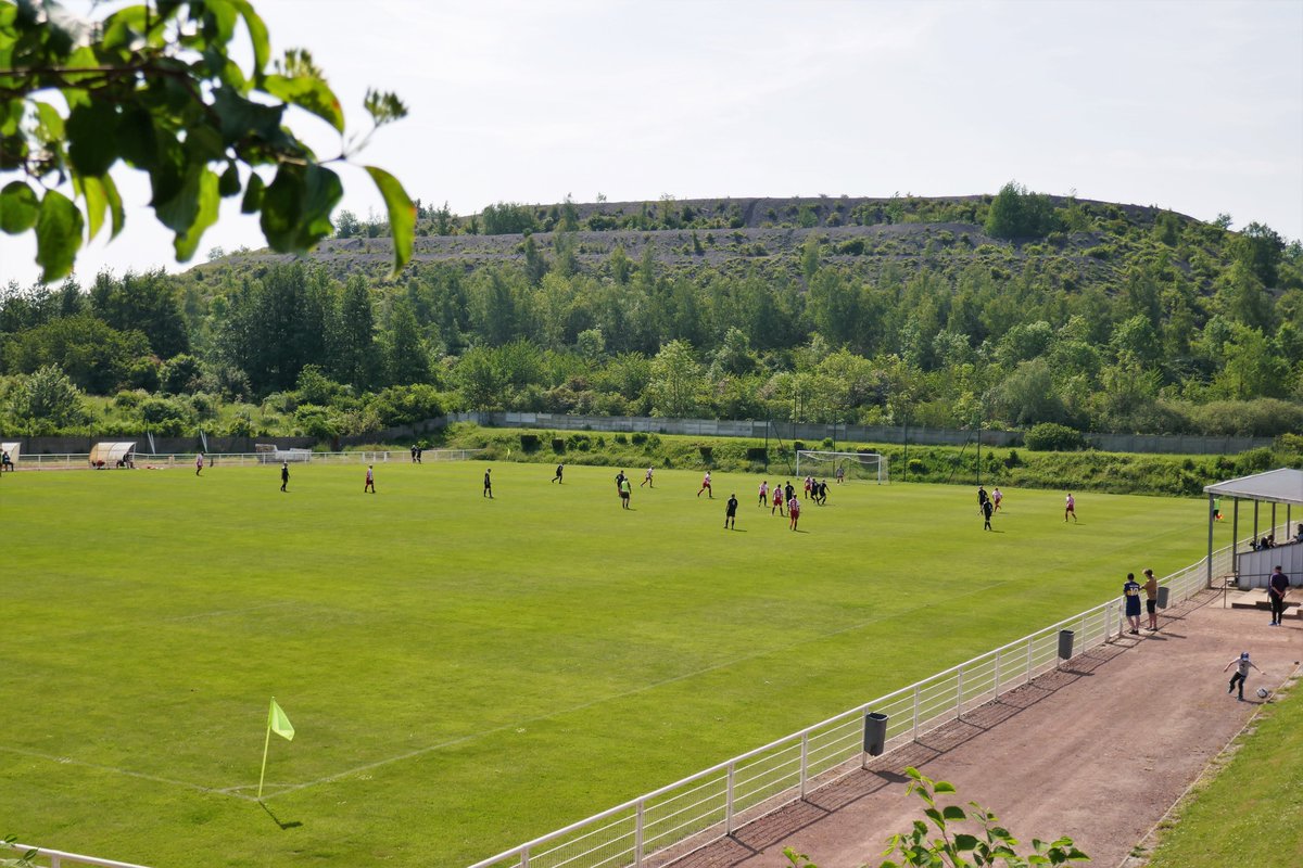De_Dwarslat's tweet photo. ⚽️ AS Loison-5 v ES St. Laurent-Feuchy-5
🏟️ Stade Louis Berro
📍 Loison-sous-Lens
🏆 Veterans Artois A11
📅 28-5-2023
🗒️ Stijlvol shirt langs de lijn.
#groundhopping #LoisonsousLens https://t.co/QSU8SzOQmb