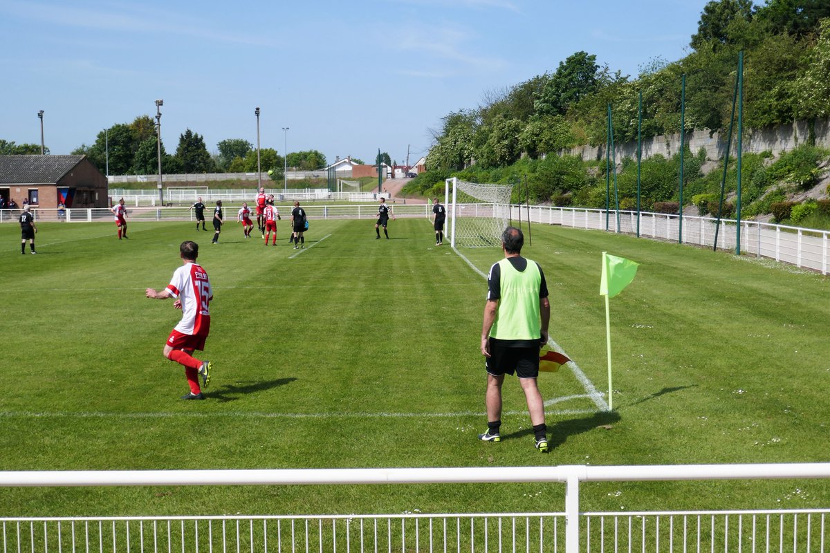 De_Dwarslat's tweet photo. ⚽️ AS Loison-5 v ES St. Laurent-Feuchy-5
🏟️ Stade Louis Berro
📍 Loison-sous-Lens
🏆 Veterans Artois A11
📅 28-5-2023
🗒️ Stijlvol shirt langs de lijn.
#groundhopping #LoisonsousLens https://t.co/QSU8SzOQmb