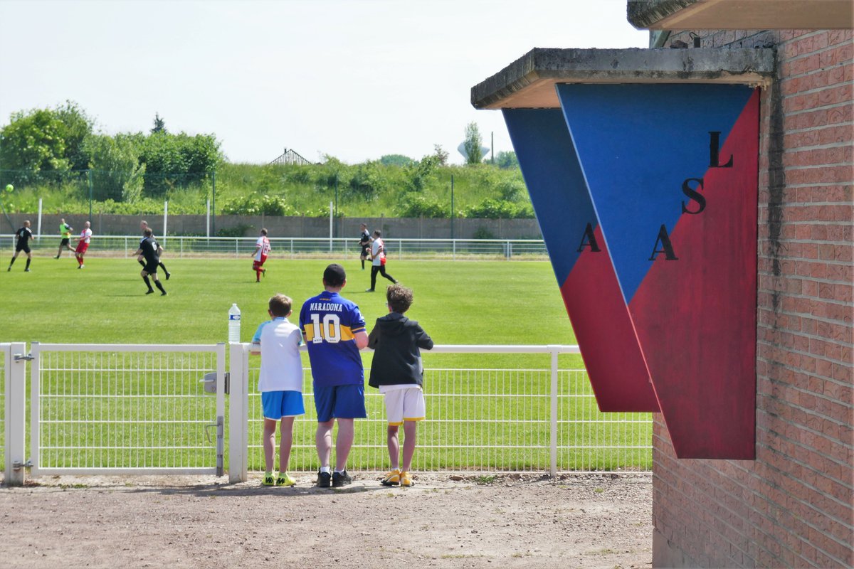 De_Dwarslat's tweet photo. ⚽️ AS Loison-5 v ES St. Laurent-Feuchy-5
🏟️ Stade Louis Berro
📍 Loison-sous-Lens
🏆 Veterans Artois A11
📅 28-5-2023
🗒️ Stijlvol shirt langs de lijn.
#groundhopping #LoisonsousLens https://t.co/QSU8SzOQmb