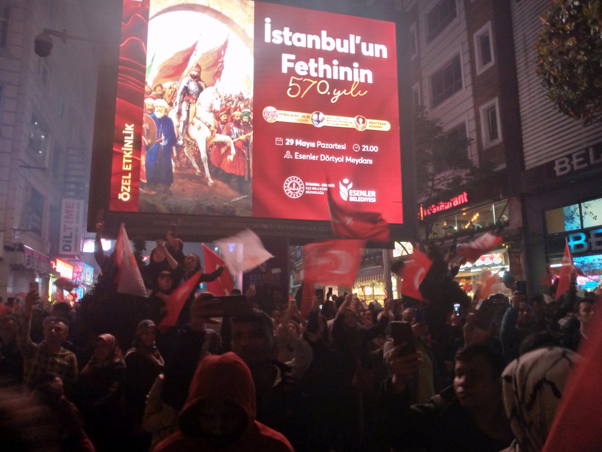 Last night visuals from European side of #İstanbul , supporters of Mr. #Erdoğan took to streets to celebrate his victory / Recep #Tayyip Erdoğan taraftarlarından İstanbul'da kutlamalar #Esenler #اردوغان #ErdoganVictory #ERDOGAN2023 #ERDOGANKAZANDI #ErdoganlaBirlikteyiz #türkiye