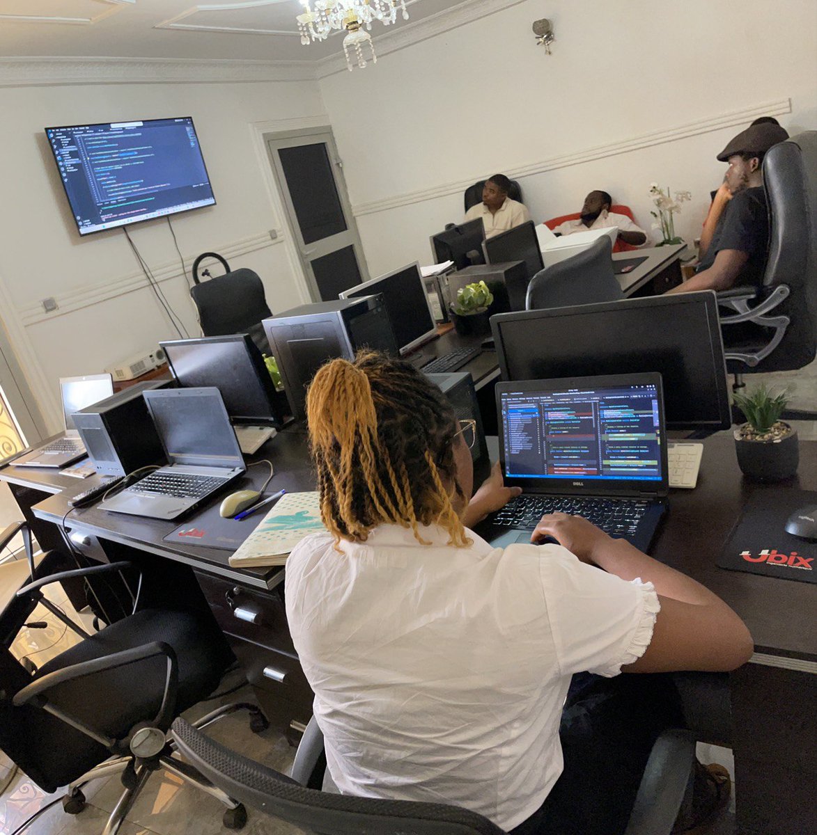 ubix_group's tweet photo. Une nouvelle semaine et de nouveaux objectifs à atteindre.

Notre équipe fait le point et un peu de brainstorming avec son leader. 😄

Mode travail activé chez @ubix_group

Et vous que faites-vous le lundi ?

#ubixgroup #ingénierienumerique #transformationnumérique https://t.co/FNPRV2WD2H