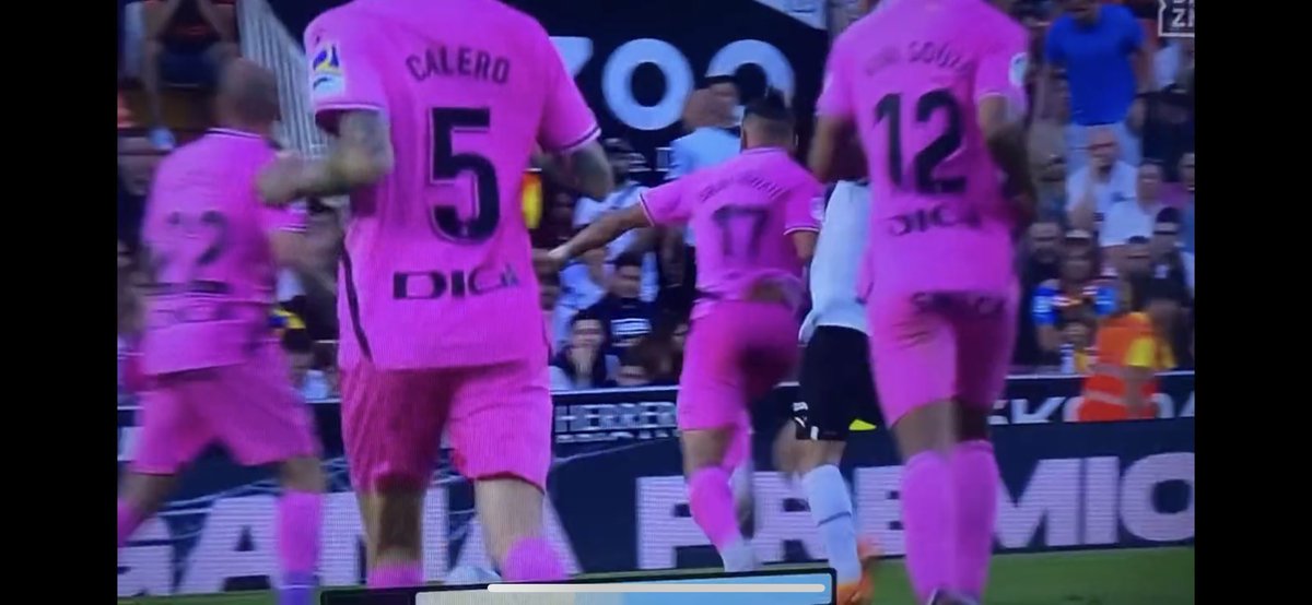 🧵 Esto es lo que ha vivido el #RCDE con el VAR en los últimos 10 partidos. ¿Ha habido una campaña?
Empezamos por ayer. Contra el Valencia 3 jugadas decisivas en contra. El partido acabó empate a 2
- Gol mal anulado 
- Falta previa en el gol del Valencia
- Penalti a Braithwaite