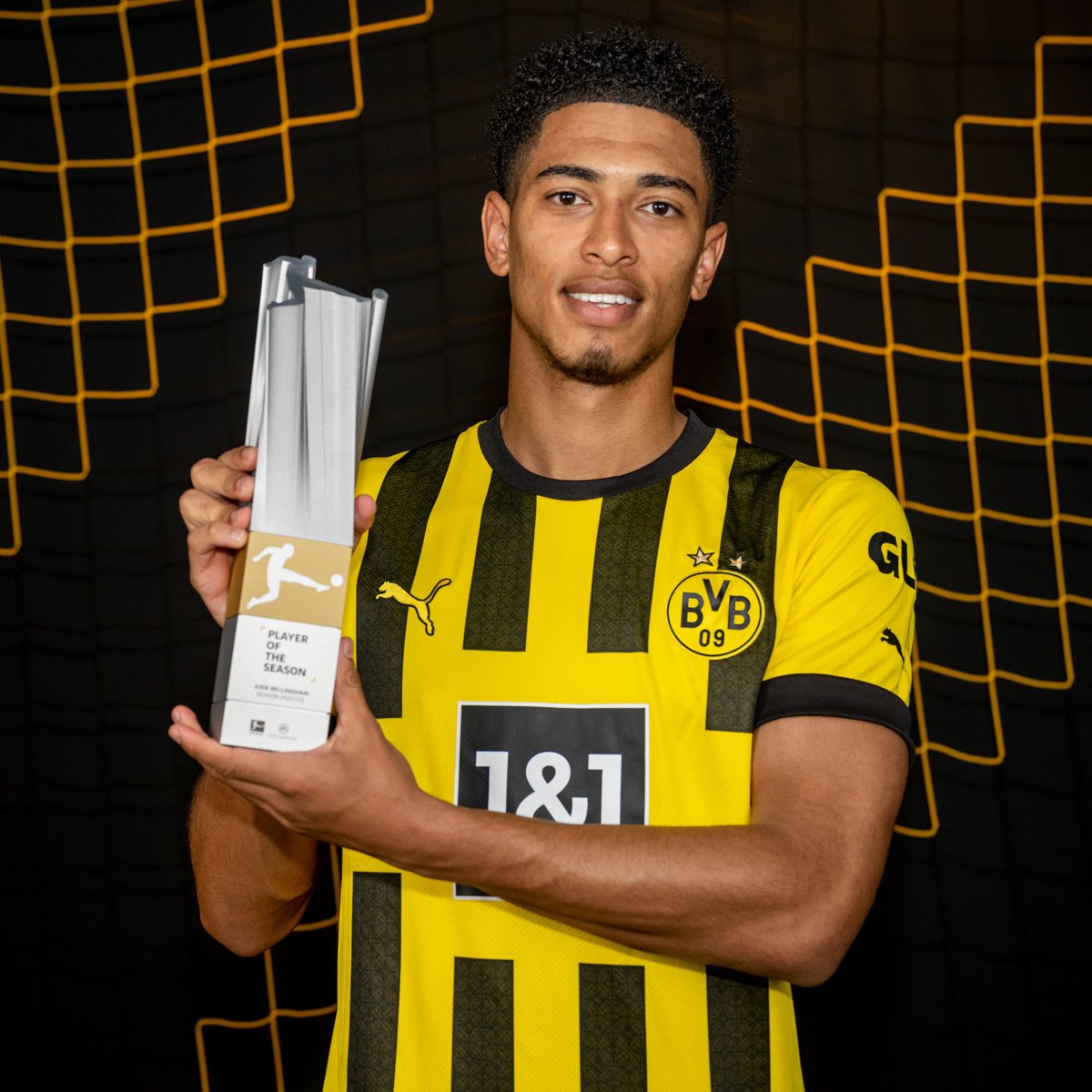 ActuFoot_'s tweet photo. 🚨 OFFICIEL ! Jude Bellingham est élu MEILLEUR JOUEUR DE BUNDESLIGA CETTE SAISON ! ⭐️

📸 @BVB https://t.co/7HZheYNDo8