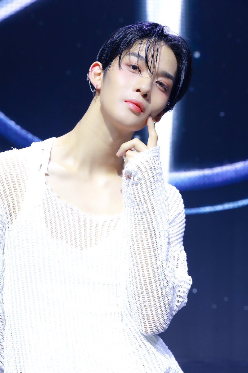haezzi's tweet photo. 미친 이 미남깅이 봐 ㅠ (얼굴만 보세요)
배진영 메이크업 넘 찰떡😍😍 https://t.co/w19HLzUlyT