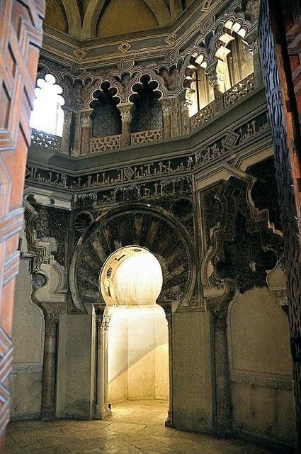 Considerado una de las maravillas del arte musulmán, el Palacio de la Aljafarería, sito en Zaragoza, es junto con la Alhambra de Granada y la Mezquita de Córdoba, uno de los mejores ejemplos del arte islámico en España. 

De la época de los reinos de Taifas (taifas, palabra que