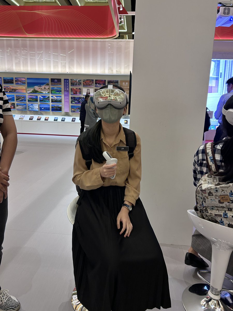 cling1022's tweet photo. Menggunakan pelbagai teknologi digital secara kreaktif seperti projektor (gambar 1), VR (gambar 2), siaran langsung (gambar 3) dan QR code dalam buku-buku (gambar 4) mampu meningkatkan keseronokan dan kefahaman murid dalam proses PdP.
#LEEKAIWANG #KPPB #IPGKIK #GOGLOBAL https://t.co/KwFzaeTqwY