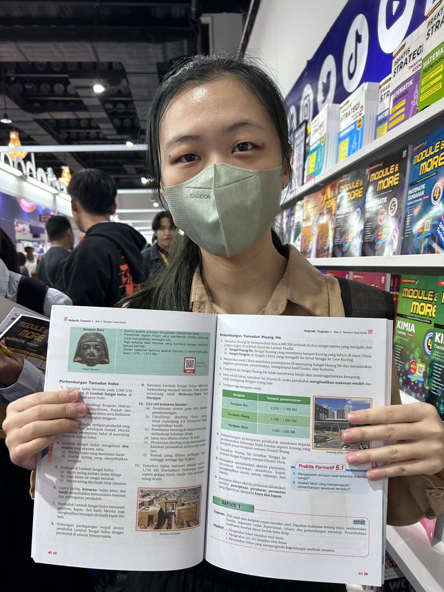 cling1022's tweet photo. Menggunakan pelbagai teknologi digital secara kreaktif seperti projektor (gambar 1), VR (gambar 2), siaran langsung (gambar 3) dan QR code dalam buku-buku (gambar 4) mampu meningkatkan keseronokan dan kefahaman murid dalam proses PdP.
#LEEKAIWANG #KPPB #IPGKIK #GOGLOBAL https://t.co/KwFzaeTqwY