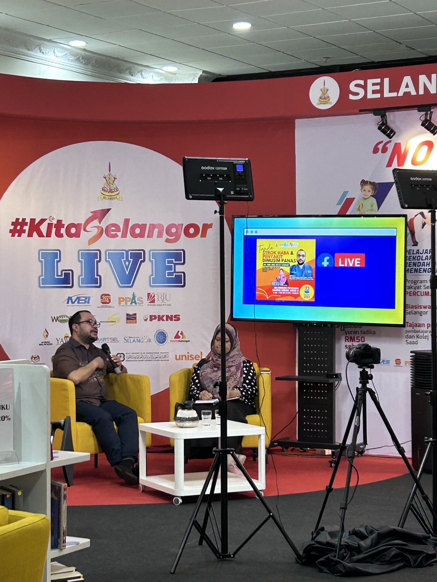 cling1022's tweet photo. Menggunakan pelbagai teknologi digital secara kreaktif seperti projektor (gambar 1), VR (gambar 2), siaran langsung (gambar 3) dan QR code dalam buku-buku (gambar 4) mampu meningkatkan keseronokan dan kefahaman murid dalam proses PdP.
#LEEKAIWANG #KPPB #IPGKIK #GOGLOBAL https://t.co/KwFzaeTqwY