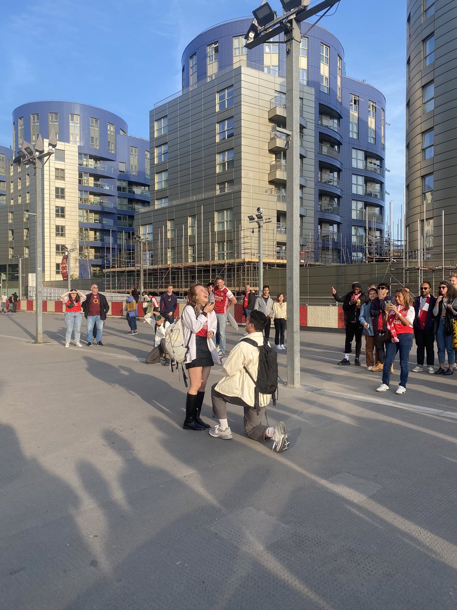 luceafc's tweet photo. Arsenal Twitter, please help me find the couple who got engaged outside the emirates🥹♥️ https://t.co/fWDpOmeJRe