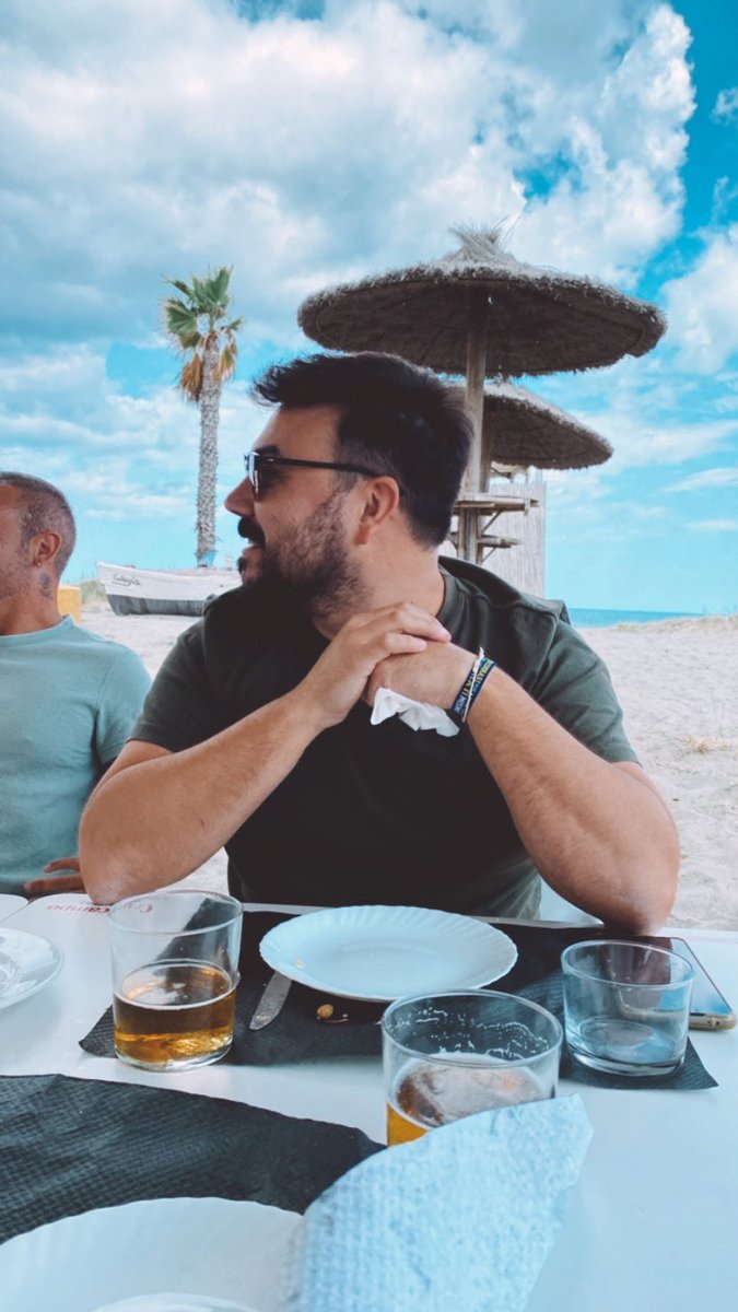 Le hice esta foto a mi amigo <a href="/Pedrogajar/">Pedro Garcia Jarillo</a> , pero la quiere sin la servilleta. ¿Alguien? Gracias.