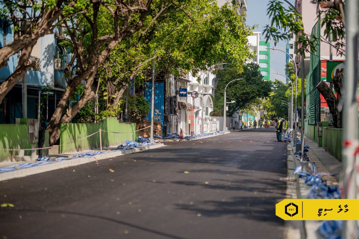 rdcmaldives's tweet photo. އަމީނީމަގު ސެގްމެންޓް 4، 5، 6 އަދި 7 ގައި ތާރު އެޅުމުގެ މަސައްކަތްވަނީ ނިމިފައި. އަދި އާންމުންނަށް މަގު ހުޅުވާލާނީ ޓްރެފިކް ނިޝާންތައް ކުރަހާ ނިމުމުން. 

#TeamRDC 
#ZamaaneeAmeenee https://t.co/AGKXD6zmqN