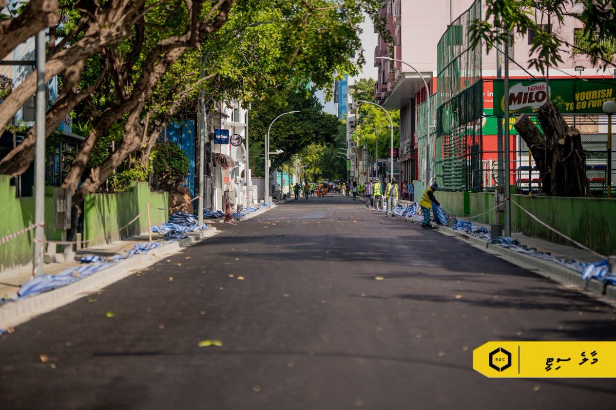 rdcmaldives's tweet photo. އަމީނީމަގު ސެގްމެންޓް 4، 5، 6 އަދި 7 ގައި ތާރު އެޅުމުގެ މަސައްކަތްވަނީ ނިމިފައި. އަދި އާންމުންނަށް މަގު ހުޅުވާލާނީ ޓްރެފިކް ނިޝާންތައް ކުރަހާ ނިމުމުން. 

#TeamRDC 
#ZamaaneeAmeenee https://t.co/AGKXD6zmqN