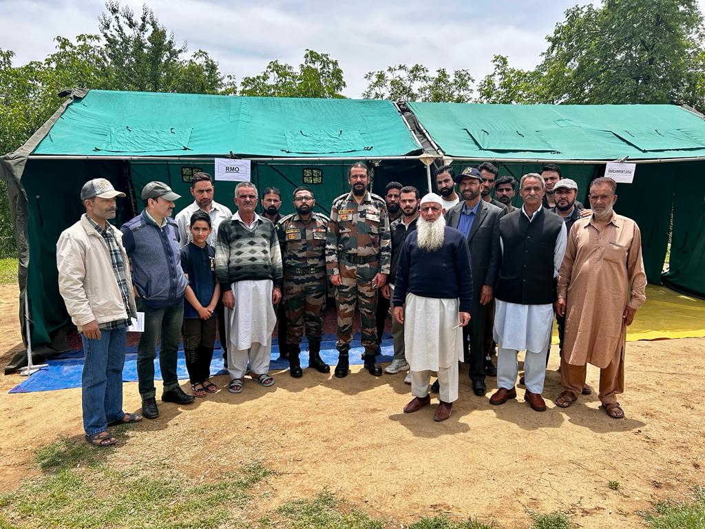 #IndiaArmy organised an ESM meet & medical camp at Hattipora, #Ganderbal. A large number of Ex Servicemen in the various villages of J&K to attend this meet. The event aimed spreading awareness about #Agniveer & other Govt recruitment schemes.  #weCare #Kashmir