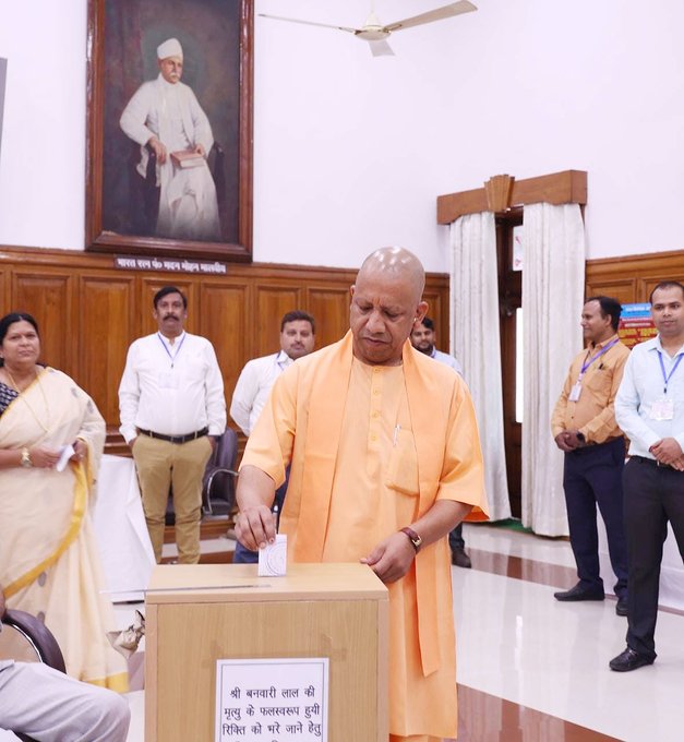 #UttarPradesh में आज विधान परिषद की 2 सीटों के लिए चुनाव हो रहे हैं। मतदान 4 बजे तक होंगे और मतगणना शाम 5 बजे कराई जाएगी। मुख्‍यमंत्री@myogiadityanath ने आज सुबह सदन में मतदान किया।  
#ByeElection #CouncilOfStates @myogioffice