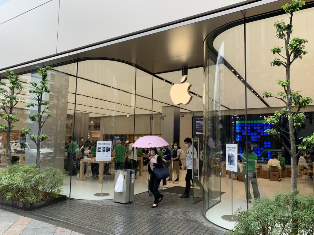 iSOUTHD8's tweet photo. 簡単に機種変出来ない程良いお値段なのでバッテリー交換で延命措置！ https://t.co/O3SnEyfwjl