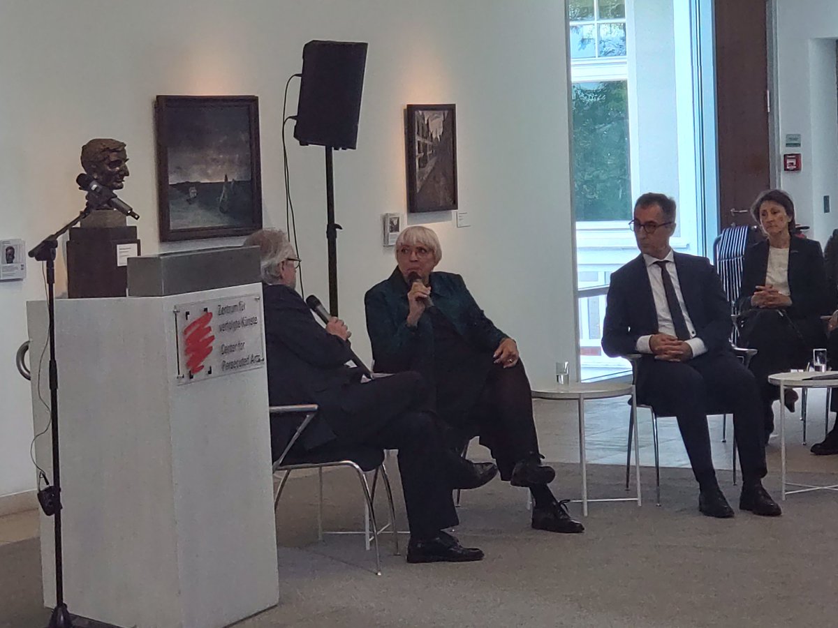 Claudia Roth und <a href="/cem_oezdemir/">Cem Özdemir</a>  im Gespräch mit Horst Kläuser im <a href="/MoPAs_artmuseum/">Museum Zentrum für verfolgte Künste MoPAs</a>  anlässlich des 30. Gedenktages an die Solinger Morde.