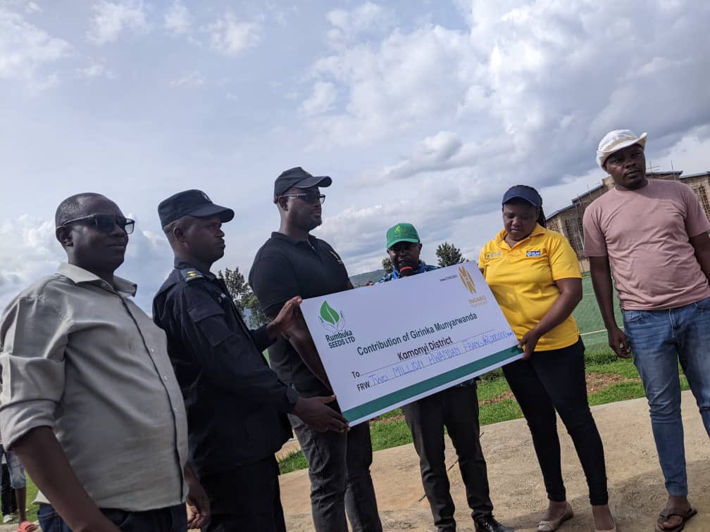 ingaboplant's tweet photo. @RumbukaSeeds &amp; @ingaboplant on Umuganda with @Kamonyi
#aquatabs
#igisubizokubahinzi
@RumbukaSeeds @FarmfreshRwanda @Kamonyi @RwandaSouth @RwandaLocalGov @RwandaAgriBoard @RwandaAgri https://t.co/pRqwq9hdcP