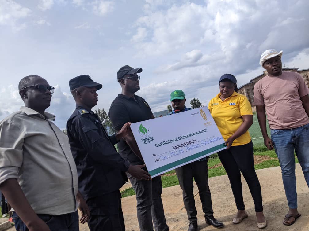 ingaboplant's tweet photo. @RumbukaSeeds &amp; @ingaboplant on Umuganda with @Kamonyi
#aquatabs
#igisubizokubahinzi
@RumbukaSeeds @FarmfreshRwanda @Kamonyi @RwandaSouth @RwandaLocalGov @RwandaAgriBoard @RwandaAgri https://t.co/pRqwq9hdcP