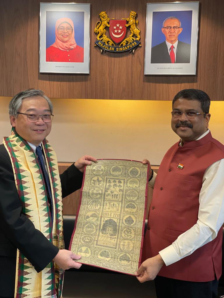 dpradhanbjp's tweet photo. Pleased to meet @GANKIMYONG, Minister of Trade &amp; Industry, Singapore. 

We had fruitful conversations on strengthening our skill development and vocational training linkages through all mechanisms for creating a seamless architecture for skilling and lifelong learning. https://t.co/RxFZmUCk3v