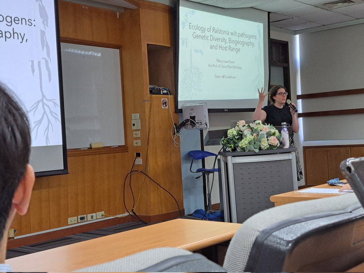 A brilliant talk by professor @TLowePower at #NTU about the #genome study and #T6SS in #Ralstonia. What a good experience for me to talk to professor!