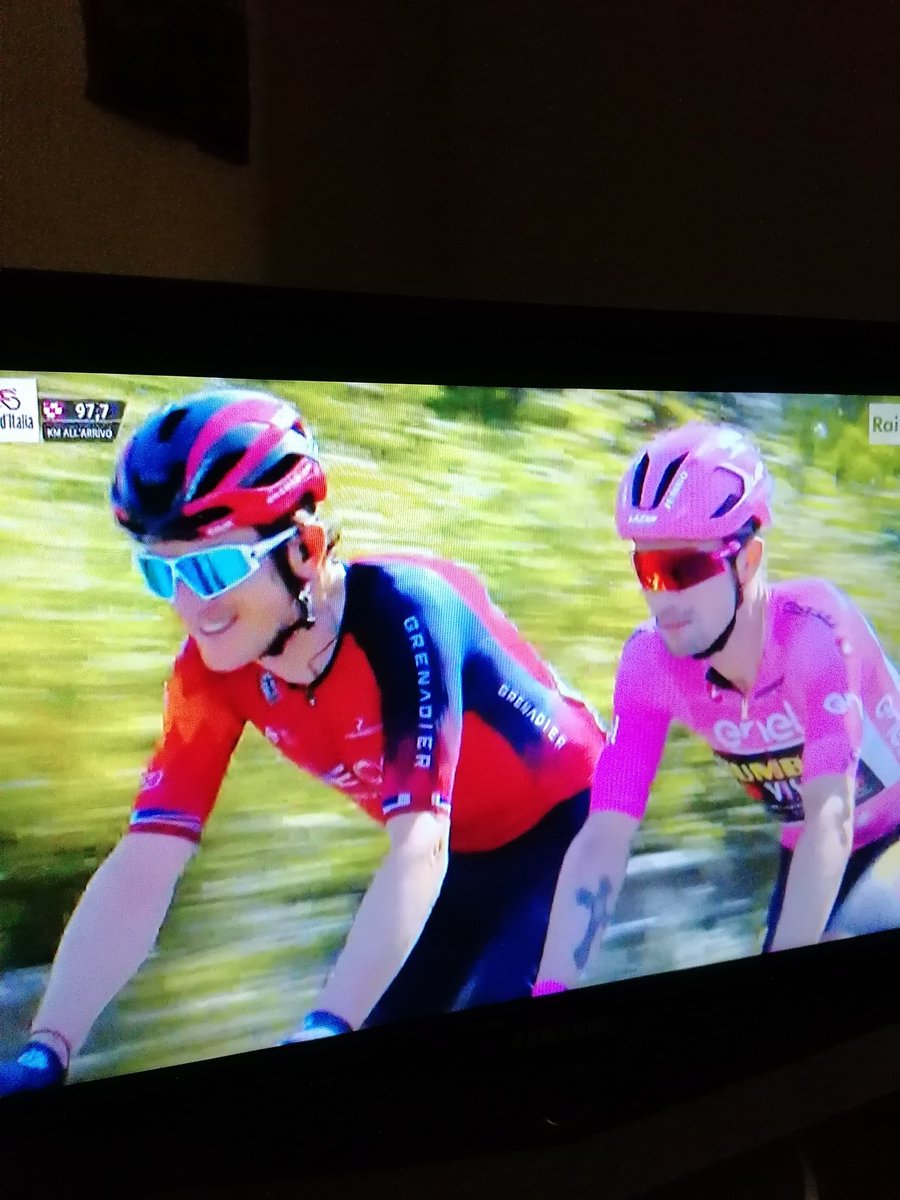 BugnoLb's tweet photo. Questi sono i veri campioni sportivi. Il ciclismo é bello anche per questo! https://t.co/MGx2rAgJp3