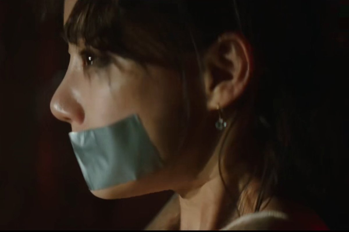 たしか、これだったと思うけど、拘束されたこの女性に車が突進して急ブレーキですぐ手前で止まるんだけど、あまりの恐怖で失禁してしまうんですよ。
現実的な反応だとは思いますが、よく女優さんがOKしたなぁっと思います笑