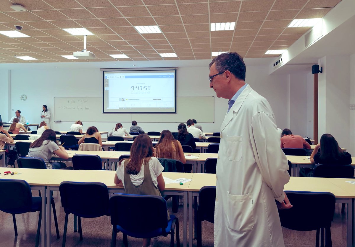 Me pasan esta foto. <a href="/Ballesta_Murcia/">José Ballesta</a> es un gran catedrático y no deja ni un minuto de cumplir con todas sus obligaciones profesionales. 

Esta mañana, a primera hora, examinando a sus alumnos.

El 17 de junio será el Alcalde de todos los murcianos.