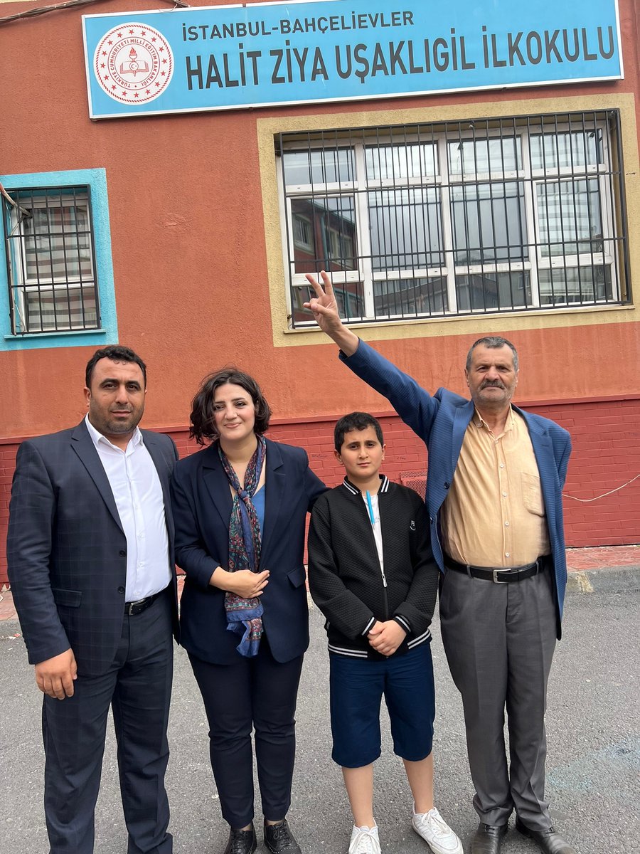 DEMBahcelievler's tweet photo. Siirt milletvekilimiz Sabahat Erdoğan Sarıtaş okullarımızı ziyaret ederek okuldaki halklarımız ve görevlilerimizle buluştu.
#TekYolYeşilSol
#DisaEm
#BuradayızBirlikteDeğiştireceğiz https://t.co/yCaTuTItix