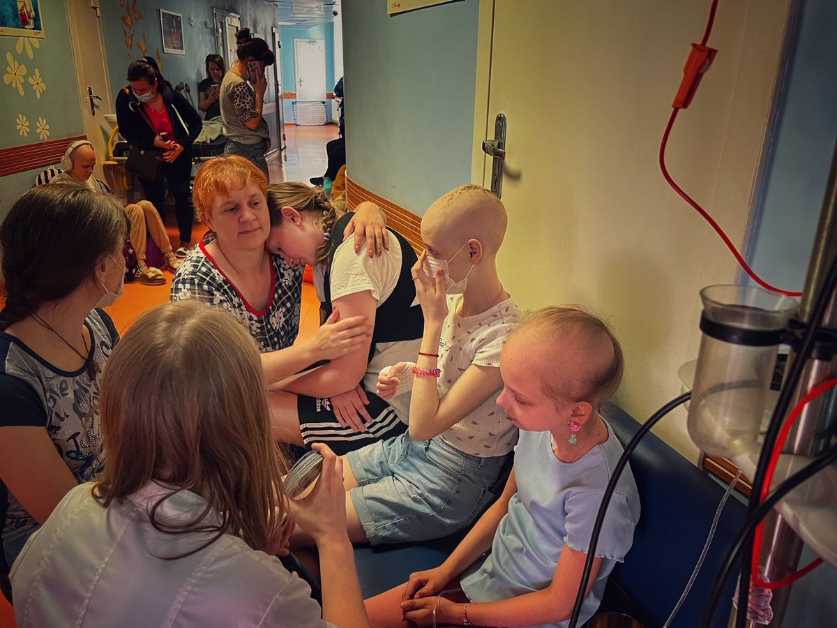 Nuovo attacco, tuttora in corso a #kyiv. Esplosioni multiple, anche nel centro cittadino. I raid ci hanno sorpreso mentre ci trovavamo nel reparto oncologico pediatrico. I bambini sono terrorizzati e attendono la fine dell’ attacco in un corridoio dell’ospedale. #kyiv #ukraine