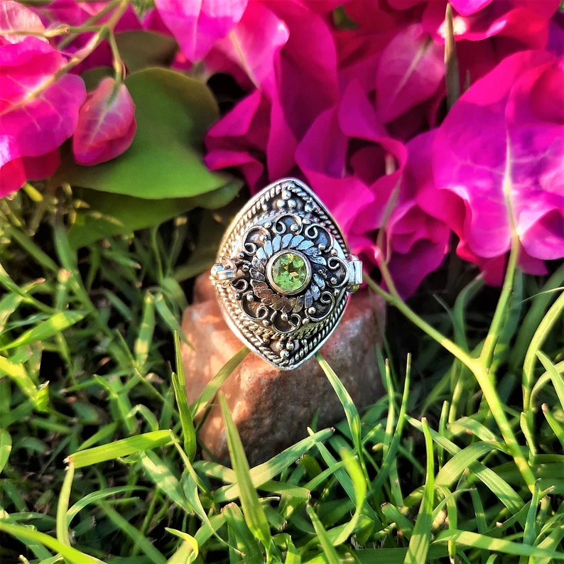 rajnijewelry's tweet image. Peridot Gemstone Ring,925 Sterling Silver
Buy AT:

amazon.com/Gemstone-Sterl…

#Peridotring #Uniquedesignring #Giftforbirthday #Everydaywearring #Hippiering #Gemstonering #Messageboxring #Secretcompartmentring #Designerperidotring #Silverperidotring #Giftforlover