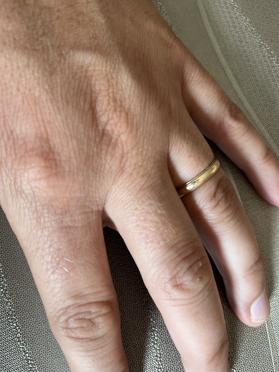 Al 14 jaar slaat ze me uit m’n lood. 

Niet op twitter. Wel in m’n hart. Debora, m’n Italiaanse furie. Al 14 jaar draagt ze ‘de ring’ en verdraagt ze mij. 🤩