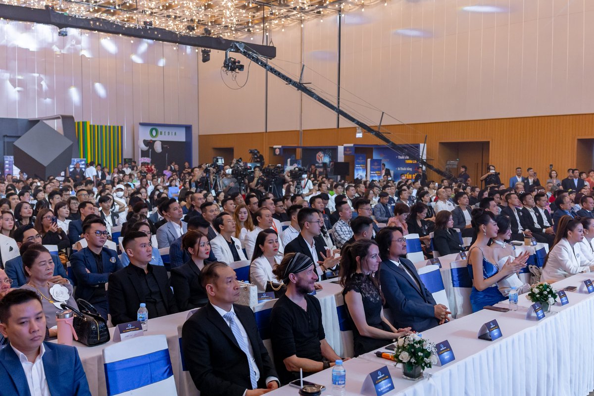 MetaHub_VN's tweet photo. ✨ Ngày 28/5/2023 - Sự kiện "Brand Launchpad" của OpenLive Group đã kết thúc ngày đầu tiên với những ấn tượng sâu sắc
💥Sự kiện mở ra một tương lai đầy triển vọng trong việc nâng cao giá trị và thương hiệu Việt. 
#OpenLive #BePhongThuongHieu #MetaHub https://t.co/vC4q1PapJV