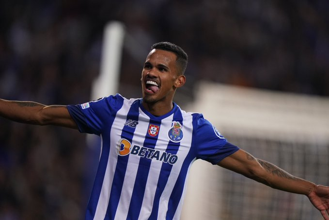 CabineSport's tweet photo. FC Porto resiste ao assédio inglês a Galeno e já rejeitou ofertas de 30 milhões!

Dragões remetem para a cláusula de 50 milhões, revela @abolapt https://t.co/ntKYybnfNc