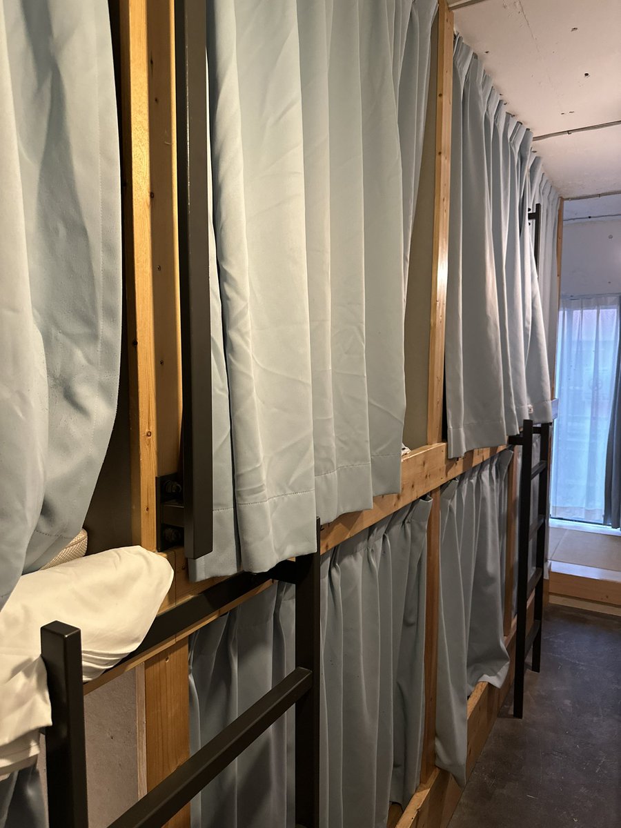 Ben işimi gücümü bıraktım, 2-3 ay oy vermek için ABD'de süründüm. Tüm kredi kartı limitimi harcadım. Kaldığım yere bakın. Dün 12 kere seçim kaybetmiş adamın istifasını istedim diye anama sövdüler. Aynı adamlar chp'den nemalanan kişileri göklere çıkardı dün. Biz vatanımızı