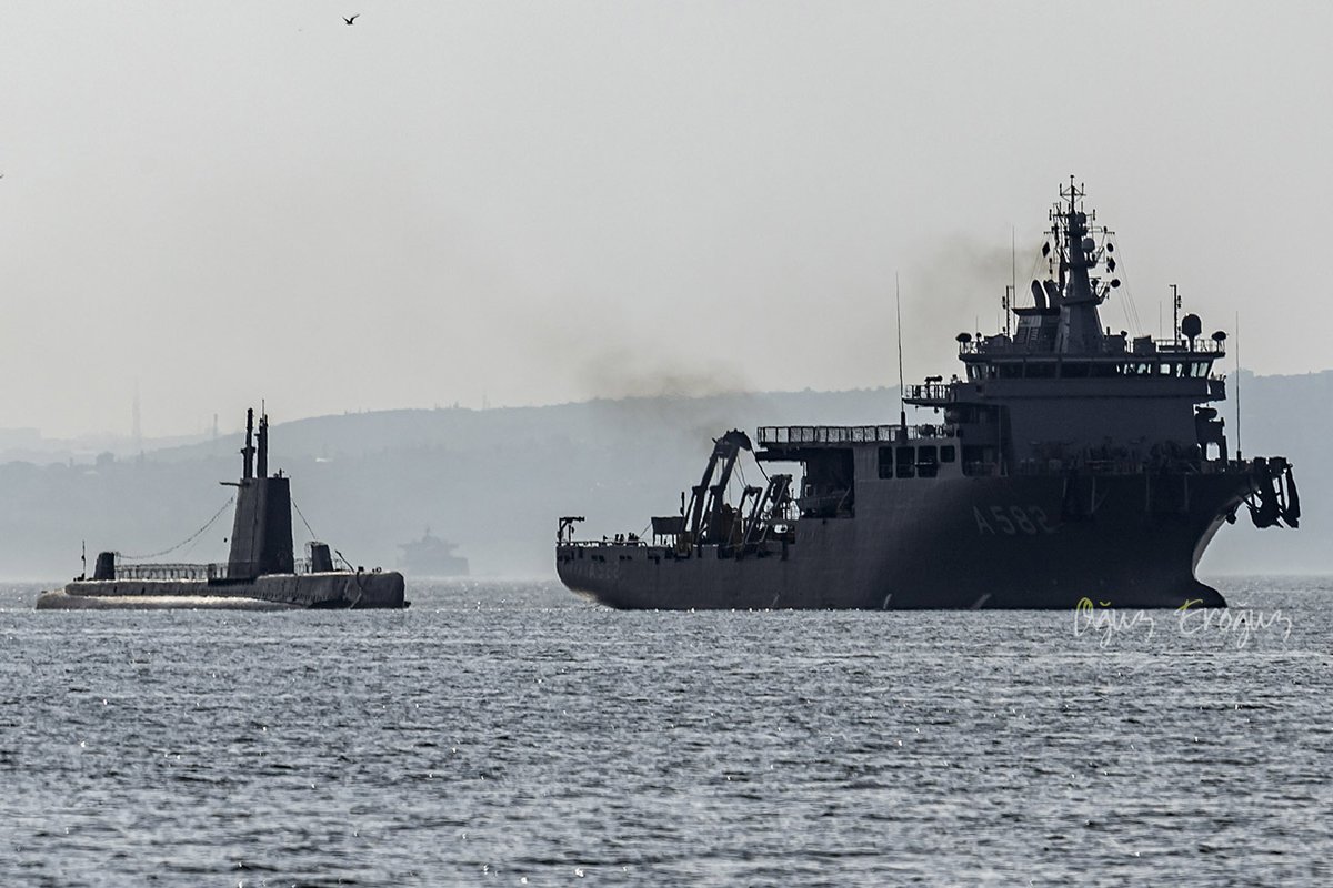 OguzEroguz1's tweet photo. İstanbul Hasköy'deki @rahmimkocmuseum'da sergilenmekte olan #TCGUluçalireis #S338 (ex- #TenchClass submarine #USSThornback #SS418) bakım için #MOSHIP (submarine rescue mother ship) #TCGAlemdar #A582 yedeğinde Gölcük Tersanesi'ne getirildi. https://t.co/XotEf3qYRX