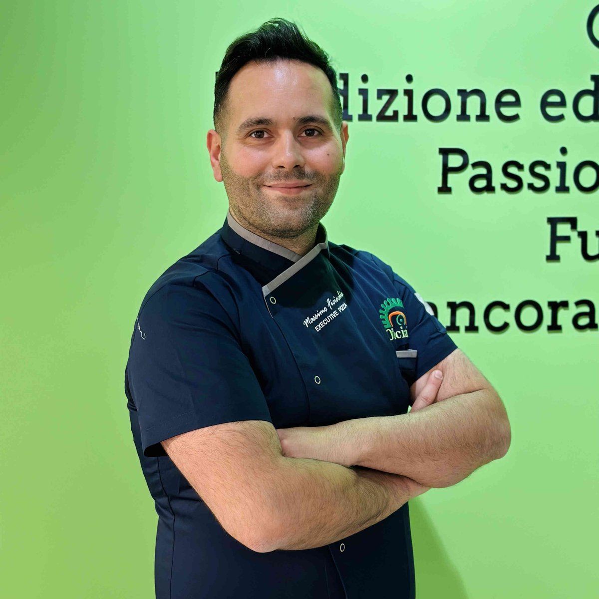 Acqua di mare e farine integrali di grani antichi siciliani, Massimo Ficicchia (pizzeria O’sciality) reinventa la #pizza. Un impasto leggero e soffice, per  una pizza che esalta i sapori a vantaggio del benessere e della digeribilità. urly.it/3vg-b