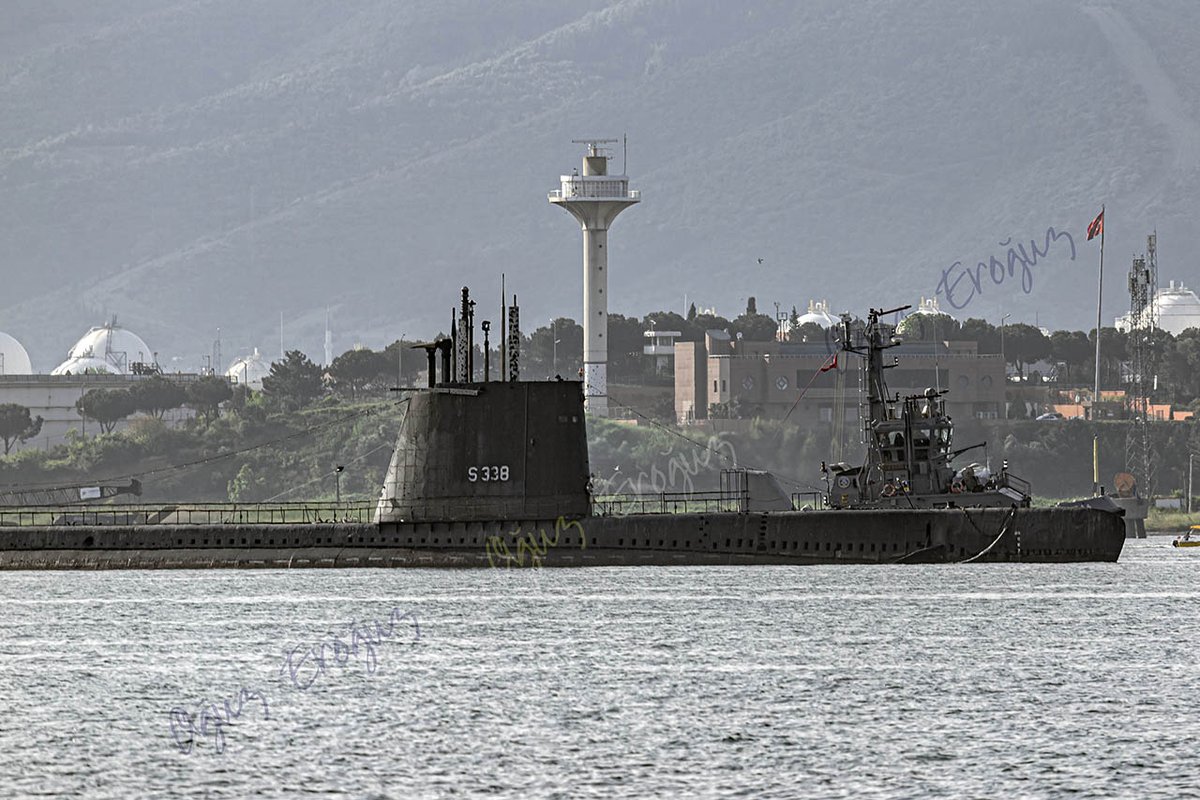 İstanbul Hasköy'deki @rahmimkocmuseum'da sergilenmekte olan #TCGUluçalireis #S338 (ex- #TenchClass submarine #USSThornback #SS418) bakım için #MOSHIP (submarine rescue mother ship) #TCGAlemdar #A582 yedeğinde Gölcük Tersanesi'ne getirildi.
