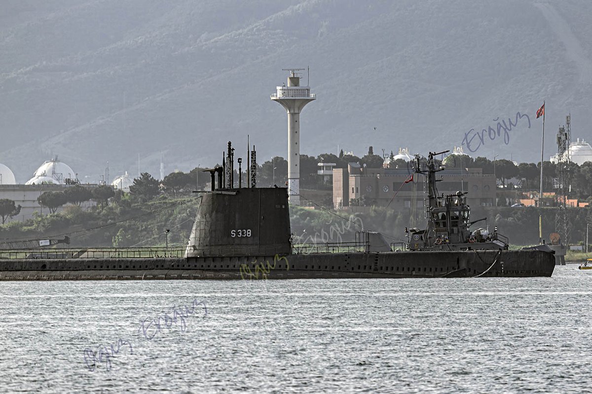 OguzEroguz1's tweet photo. İstanbul Hasköy'deki @rahmimkocmuseum'da sergilenmekte olan #TCGUluçalireis #S338 (ex- #TenchClass submarine #USSThornback #SS418) bakım için #MOSHIP (submarine rescue mother ship) #TCGAlemdar #A582 yedeğinde Gölcük Tersanesi'ne getirildi. https://t.co/XotEf3qYRX