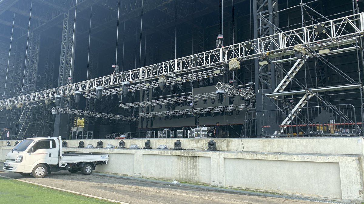 지금은 셋업중~!!! 6월1일부터 6월4일까지 송도달빛축제공원에서 송도월드푸드페스티벌이 열립니다. 많이 놀러오세요.