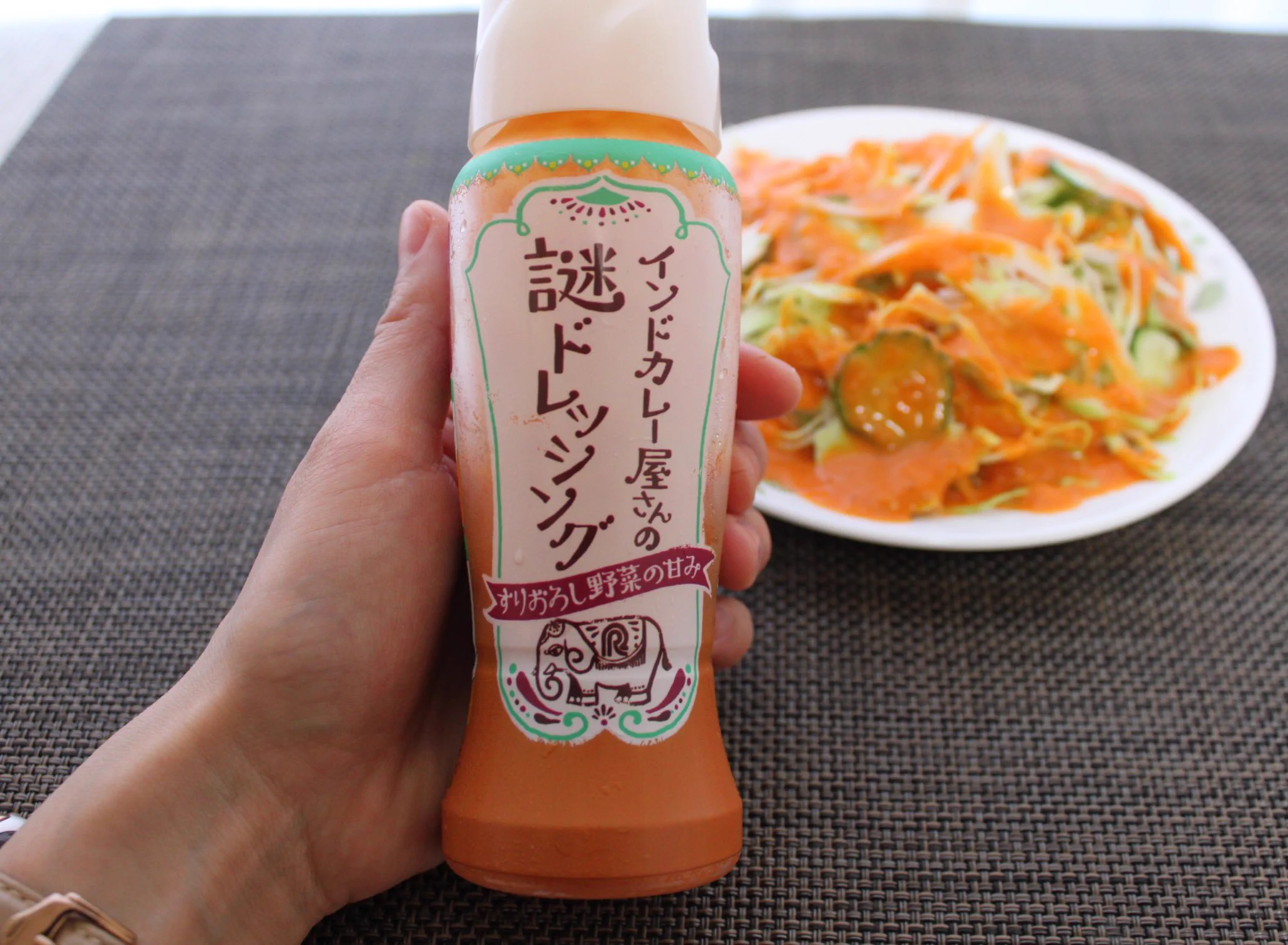 クセになるインドカレー屋のサラダ。オレンジ色のドレッシングが自宅でも♪