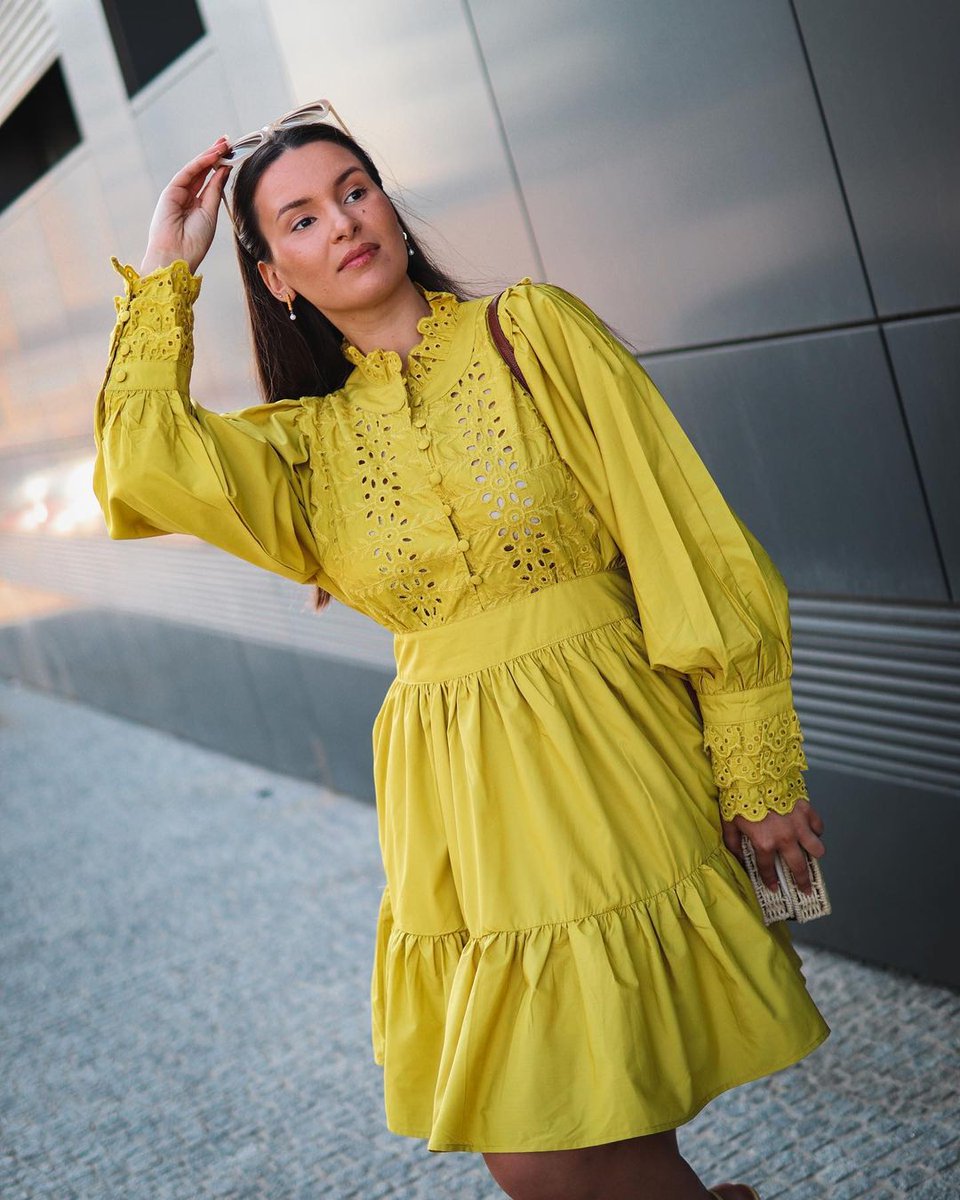 💛Embrace the sunshine vibes with the rich mustard hue, perfect for those who love to stand out in style. @andreiafilipaam 

Dress: chicwish.com/embroidered-fl…

#Fashion #MustardMarvel #ChicWish #DressToImpress