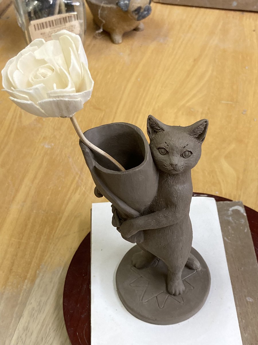 また間違えて､､「完成手びねり」→「完全手びねり」。笑汗
#cat #ceramics #ceramicsculpture #sculptureart  #contemporaryart #猫 #彫刻 #磁器  #一輪挿し #現代アート #一点物 #15cm