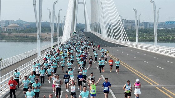 OrdosChina's tweet photo. 🏃‍♀️🏃‍♂️On May 27, over 25,000 runners from more than 10 countries took part in the 2023 #Ordos Marathon. It was a true test of physical and mental ability! All the runners hit the ground running and proved themselves worthy. #SpringInInnerMongolia https://t.co/nJ0dJUxJBI