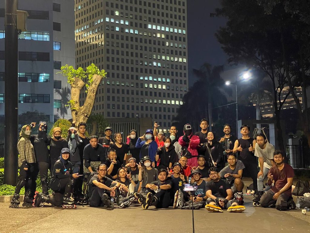 TakLagiUntukku's tweet photo. @tanyarlfes REBOROLLING

Perkumpulan dari beberapa komunitas sepatu roda dari seluruh Jabodetabek, biasanya kami rollout ke Jalan Sudirman setiap Rabu Malam. Tapi kalau mau belajar &amp; ngulik aja juga bisa main di Gate 3 GBK kapanpun kita mauu. Asik bgt ketemu banyak temen baru disini 🤩 https://t.co/SMmtsDh5tM