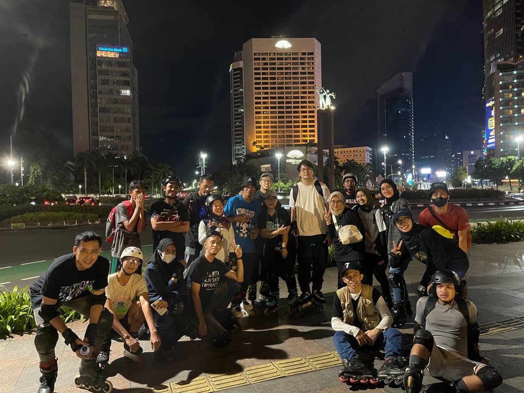 TakLagiUntukku's tweet photo. @tanyarlfes REBOROLLING

Perkumpulan dari beberapa komunitas sepatu roda dari seluruh Jabodetabek, biasanya kami rollout ke Jalan Sudirman setiap Rabu Malam. Tapi kalau mau belajar &amp; ngulik aja juga bisa main di Gate 3 GBK kapanpun kita mauu. Asik bgt ketemu banyak temen baru disini 🤩 https://t.co/SMmtsDh5tM