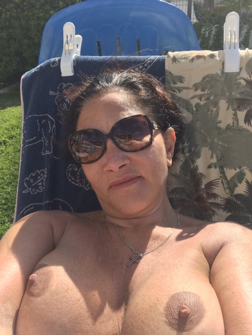 Morning to you all have a great bank holiday 😘😘 https://t.co/t8NLR03Cmn