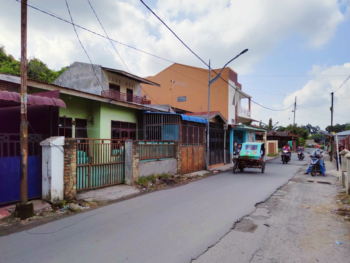 nastyychoco's tweet photo. TWITTER PLEASE DO YOUR MAGIC ❗️ 

Halo guys plis bantu rt ya aku butuh bantuan kalian nih. aku mau jual rumahku di Jl. Benteng Hulu no 27, Medan Tembung. rumah ini dijual karena ayahku terkena phk dan kami masih butuh uang buat kuliahku dan sekolah adekku, kebutuhan sehari2, dll https://t.co/Td6os3qgoq