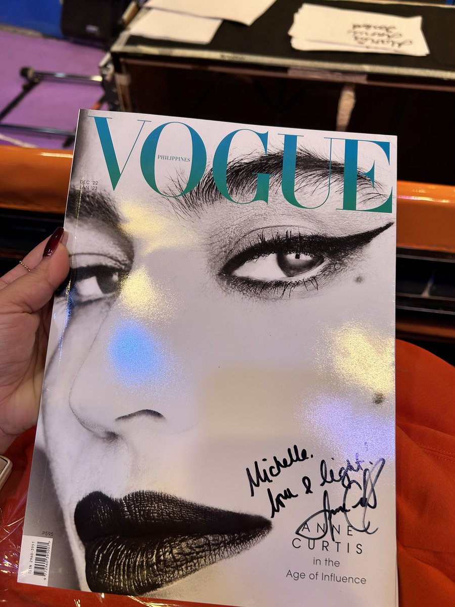MrsWetti's tweet photo. Grabeee!!! Mixed emotions today! Nakapag Autograph and talked ako sa nag-iisang Dyosa sa Mundo ko! 😭😍 Pwede na akong walang bday gift kasi eto na un oh! Since High School days ko @annecurtissmith Last time I saw you was 2019 pa!
Big thanks to my newest friend @mLaMqUiN16  😇💓 https://t.co/tZVLu1BIBT