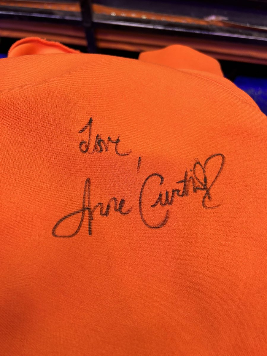 MrsWetti's tweet photo. Grabeee!!! Mixed emotions today! Nakapag Autograph and talked ako sa nag-iisang Dyosa sa Mundo ko! 😭😍 Pwede na akong walang bday gift kasi eto na un oh! Since High School days ko @annecurtissmith Last time I saw you was 2019 pa!
Big thanks to my newest friend @mLaMqUiN16  😇💓 https://t.co/tZVLu1BIBT